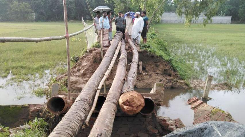 লোহাগাড়ার বড় হাতিয়ায় ১২টি গ্রামীণ সড়কে ভাঙন, যাতায়াতে ভোগান্তি