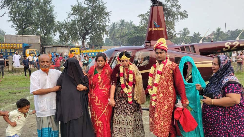 বাবা-মায়ের ইচ্ছে পূরণ করতে হেলিকপ্টারে চড়ে বিয়ে করলেন ইতালি প্রবাসী