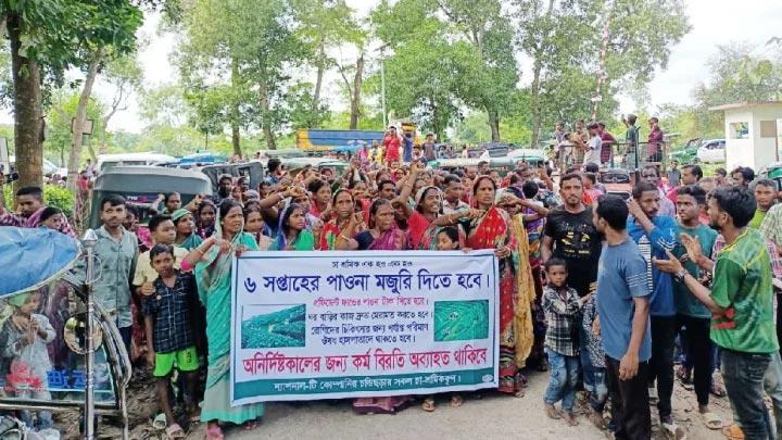 হবিগঞ্জে বকেয়া মজুরির দাবিতে চা শ্রমিকদের সড়ক অবরোধ