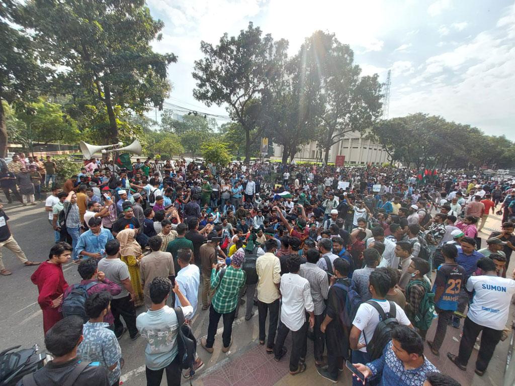 শিক্ষাসচিব দেখা না করায় সচিবালয়ের সামনে বসে পড়ল জবি শিক্ষার্থীরা