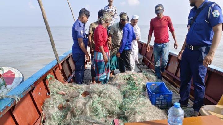 শিবচরে নিষেধাজ্ঞা উপেক্ষা করে পদ্মায় ইলিশ শিকার, ২০ জেলে আটক