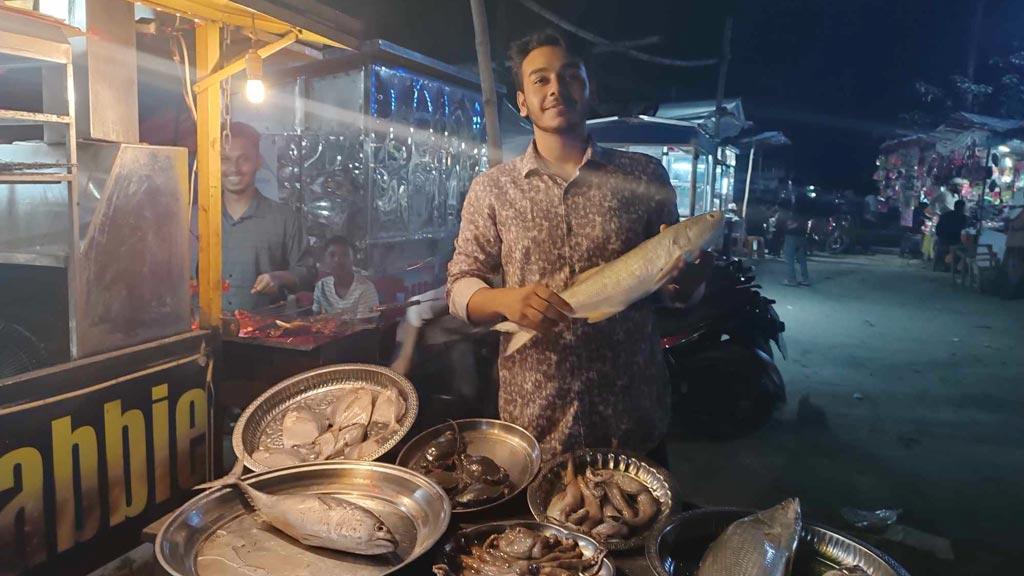 সকালে কলেজ শেষে খাবার বিক্রি করে আড়াই লাখ টাকা আয়