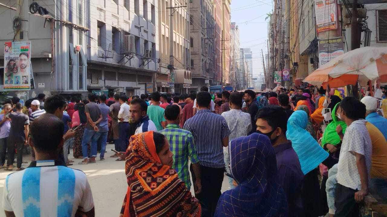 ৫ ঘণ্টা পর সেনাবাহিনীর আশ্বাসে সড়ক ছাড়লেন পোশাকশ্রমিকেরা