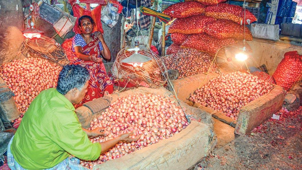 কোনো উদ্যোগেই স্বস্তি আসছে না বাজারে