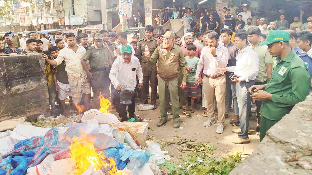 দিনভর অভিযানে হাজার কেজি পলিথিন জব্দ